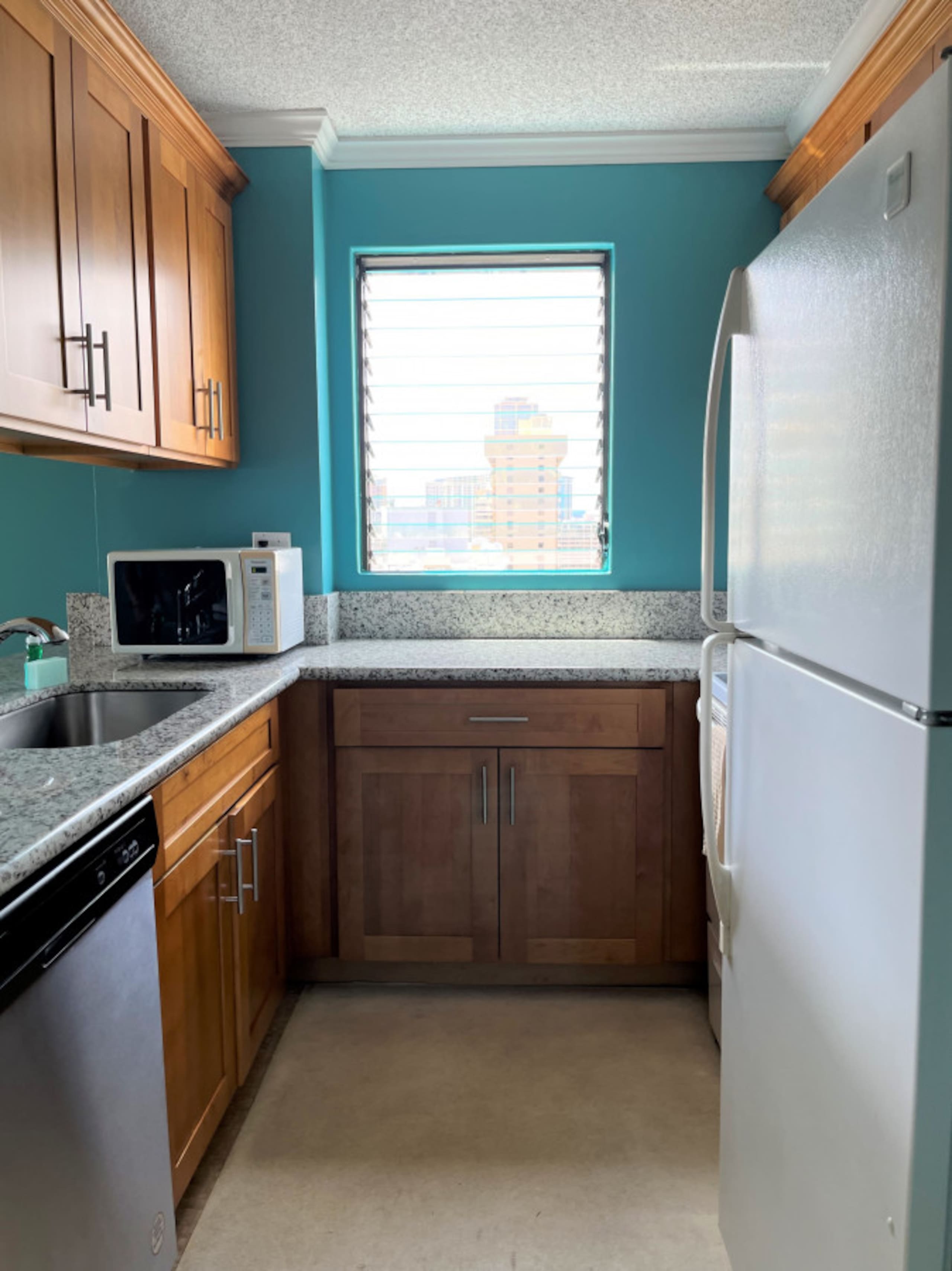 Condo in Honolulu · ★4.19 · 1 bedroom · 3 beds · 1 private bath - Image 4
