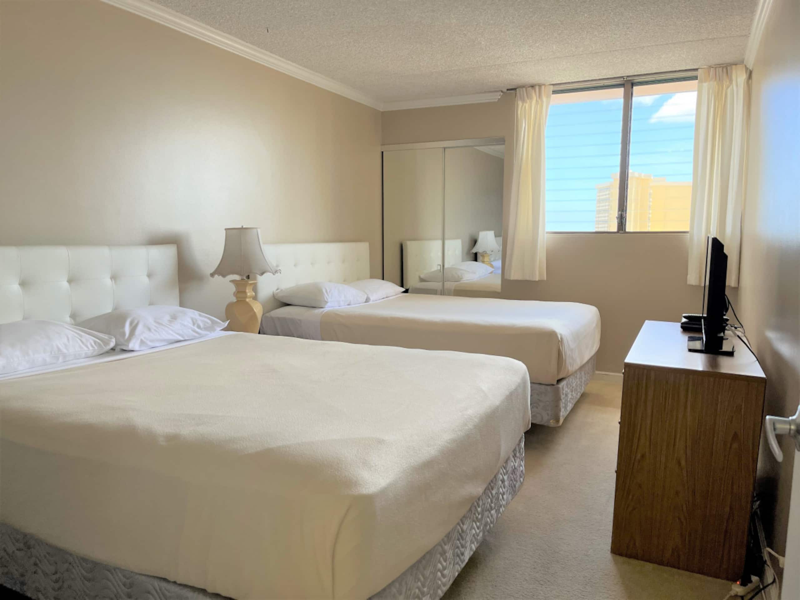 Condo in Honolulu · ★4.19 · 1 bedroom · 3 beds · 1 private bath - Image 1