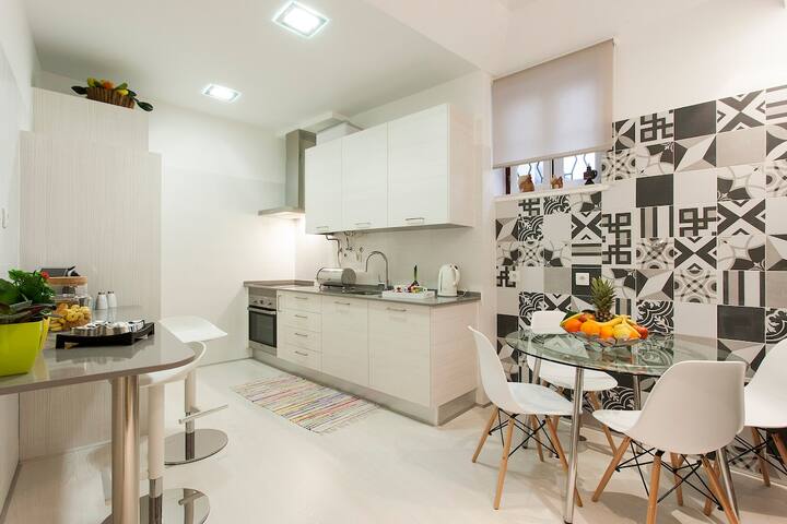 Ginjinha House | 4 Rooms in Bairro Alto w/AC! gallery image 5