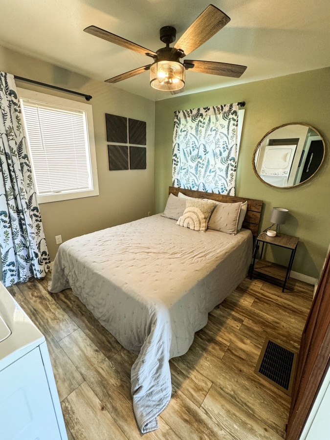 Предлага се двойно легло със самостоятелна баня и пералня.