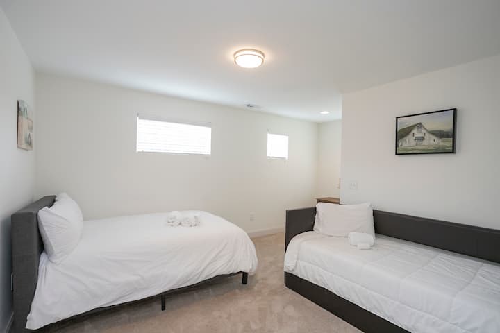 ห้องพักสำหรับทุกคน! ด้วยเตียงเต็มรูปแบบและเตียงแฝดที่พักแห่งนี้ให้ความสะดวกสบายและความยืดหยุ่นสำหรับการเข้าพักอย่างสงบ!