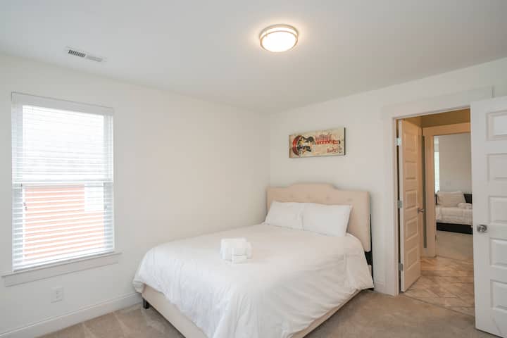 อีกที่พักที่สว่างสดใสห้องนอนนี้มีเตียงควีนไซส์พร้อมเครื่องนอนระดับพรีเมียมทีวีเพื่อความบันเทิงของคุณและตู้เสื้อผ้าส่วนตัวสำหรับสิ่งของจำเป็นทั้งหมดของคุณ!