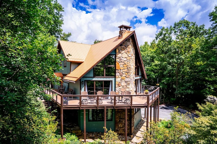 Chalet Luzerne 1860 - Wraparound Deck, Relaxing Hot Tub, & A Pool Table - Gatlinburg, TN