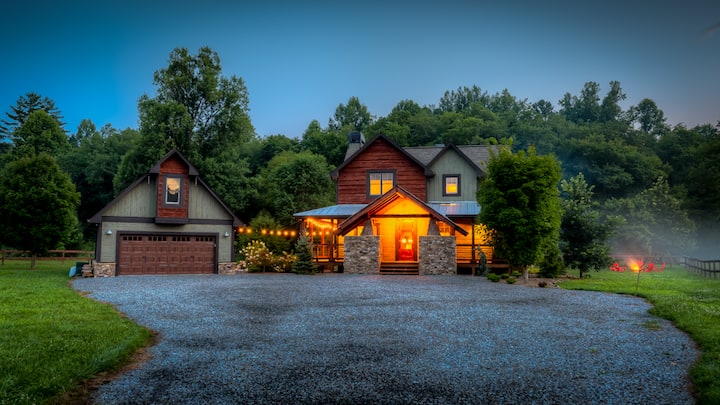 Firefly Farmhouse- River Front, Outdoor Fireplace - Blue Ridge, GA