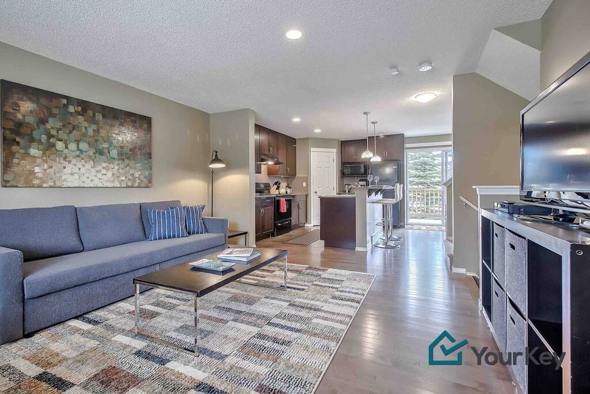 ยินดีต้อนรับสู่บ้านหลังที่สองของคุณ! นี่เป็นพื้นที่นั่งเล่นหลักที่มีโซฟาแบบดึงออกทีวีและวิวระเบียงด้านหน้าและด้านหลัง 