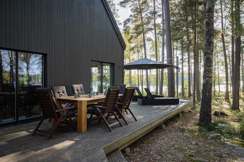 Top performing Airbnb: The Nabbe – Lake Escape w/ Sauna, Jacuzzi & Boats in Ulricehamn