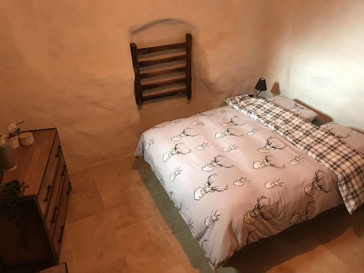 Matična soba br. 1 - krevet u prizemlju i jastuci za pamćenje