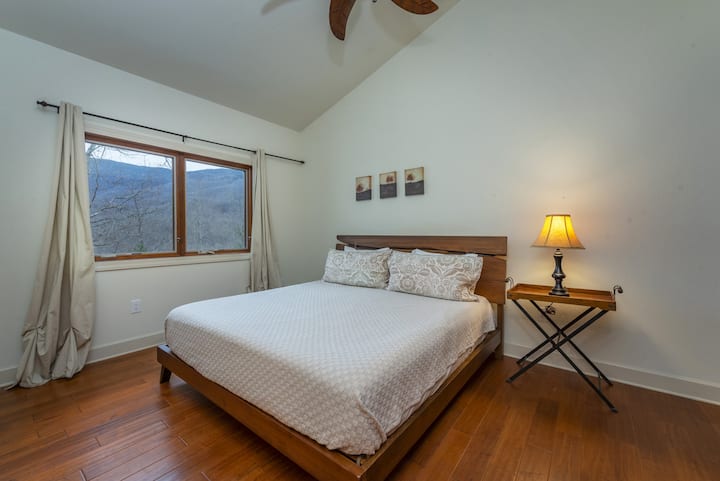 Main level -  bedroom with en suite, king size bed 