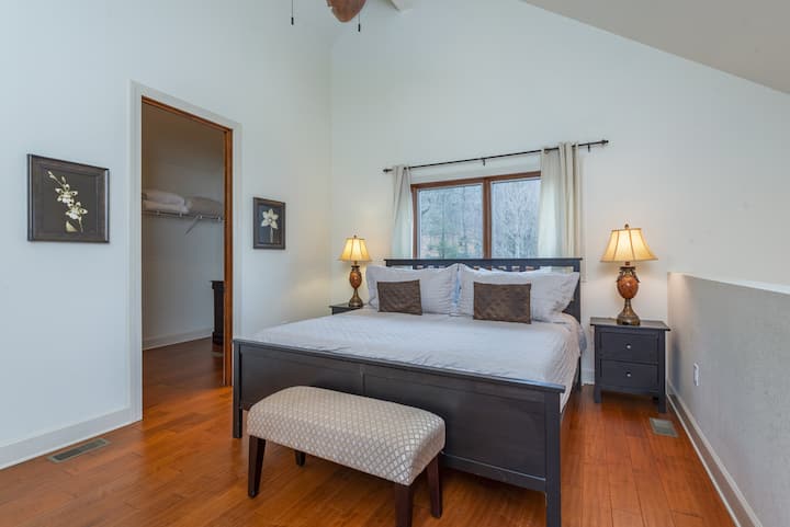 Upper level -  master bedroom with en suite, king size bed, and walk-in closet