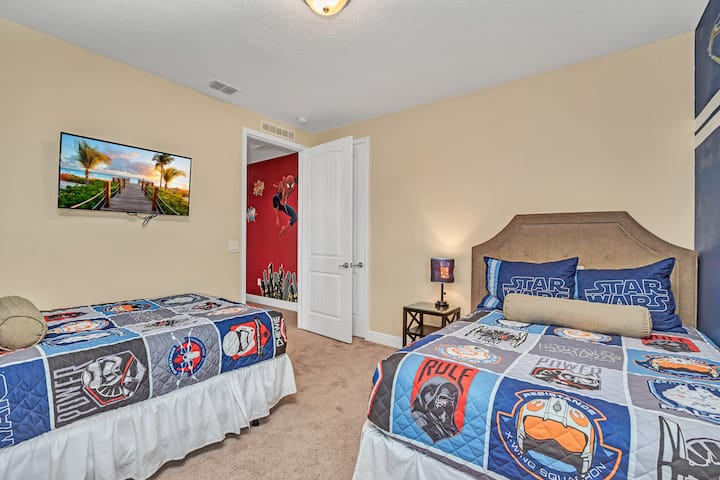 Spálňa s tematikou Hviezdnych vojen v Kissimmee na Floride - hravé útočisko, kde predstavivosť nepozná hranice  - Smart TV a Netflix - Vytvorte si vzácne spomienky  - Priestor určený pre mladistvý zázrak