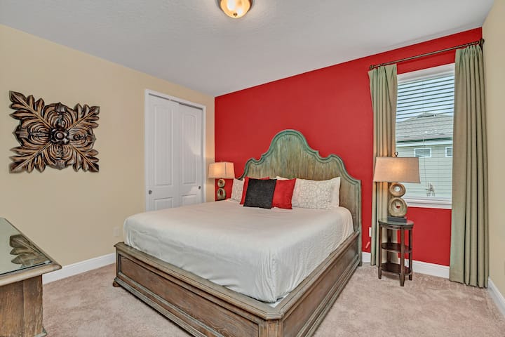 Rustikálna spálňa bývania v Kissimmee na Floride - Objavte teplo a osobnosť v tejto  spálni s elegantnou dekoratívnou stenou  - Živé odtiene zapaľujú zmysly a evokujú útulnú atmosféru - Vychutnajte si šarm elegancie s pohodlnou posteľou