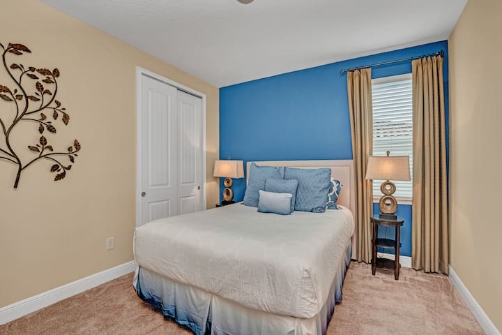 Pôsobivá spálňa bývania v Kissimmee na Floride - Vstúpte do pokoja v tejto spálni s pozoruhodnou modrou dekoratívnou stenou  - Upokojujúce odtiene evokujú pokoj a štýl a vytvára priestor, ktorý je osviežujúci aj lákavý.