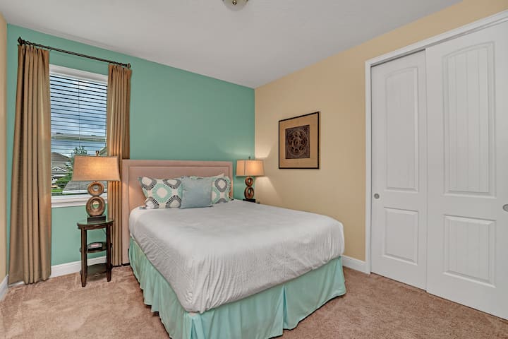 Eclat Bedroom of the Home in Kissimmee Florida - Spálňa so zelenou dekoratívnou stenou - Pohodlná manželská posteľ - Útulné útočisko s plyšovou posteľou, ideálne na oddych