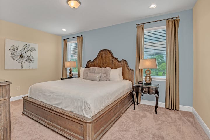 Dokonalá spálňa bývania v Kissimmee na Floride - čistota sa stretáva s pokojom a vytvára pokojnú oázu na oddych a omladenie - Objavte pokojnú atmosféru tohto elegantného útočiska s manželskou posteľou