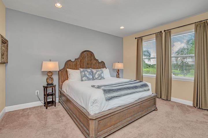 Klasická spálňa bývania v Kissimmee na Floride - Ponúka útulnú manželskú posteľ - Priestranná spálňa ponúka pohodlie a štýl - Minimalistická výzdoba, ktorá vytvára čistý a prehľadný priestor na spanie