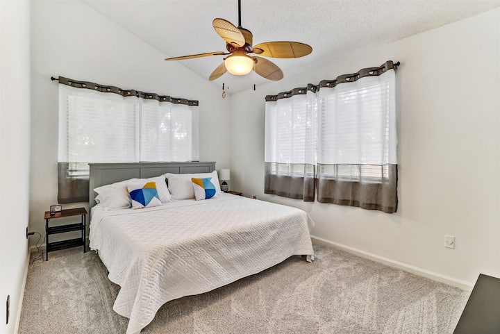 Sweet Dreams and Cozy Comfort في انتظارك - تراجع إلى غرفة نوم الضيوف في الطابق الثاني، كاملة مع سرير بحجم كوين