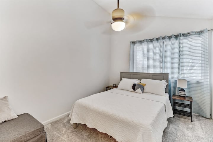 النوم بسلام وراحة - غرفة نوم أساسية مرتبة ونظيفة في الطابق الثاني هي الملاذ المثالي لقضاء ليلة سعيدة