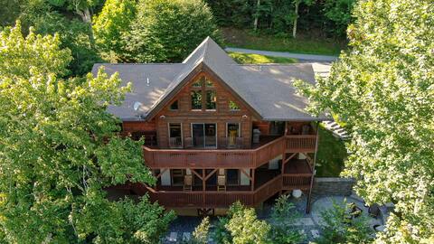 One Day More - VIEWS, hot tub, and Ping-Pong!
