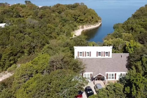 The Blue Magnolia Lodge: Luxury Retreat on Lake