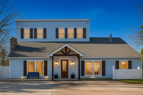 The Blue Magnolia Lodge: Luxury Retreat on Lake