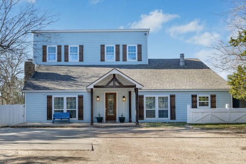 The Blue Magnolia Lodge: Luxury Retreat on Lake