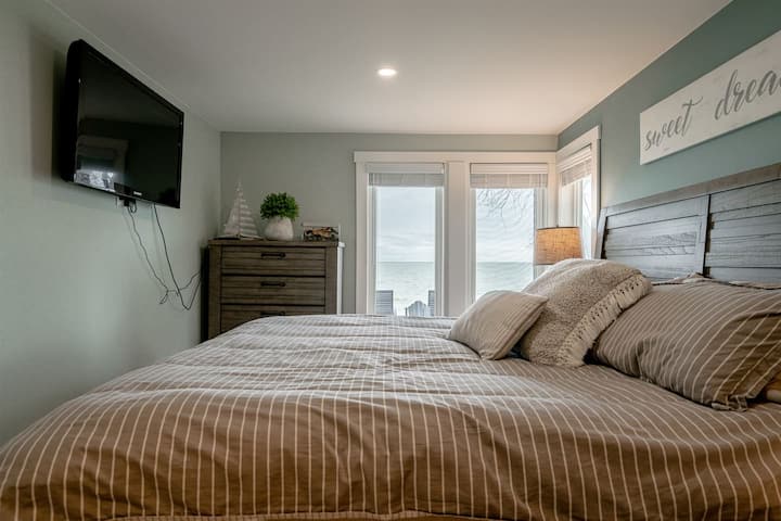 Drift off to sleep in the cozy, king suite with lake views.