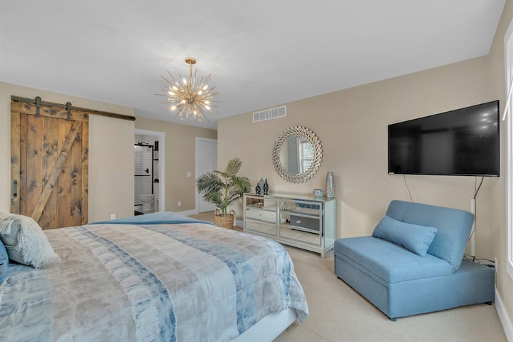 ห้องนอน 1 เตียงคิงไซส์ + เก้าอี้นอนแบบดึงออกได้ในห้องสวีท