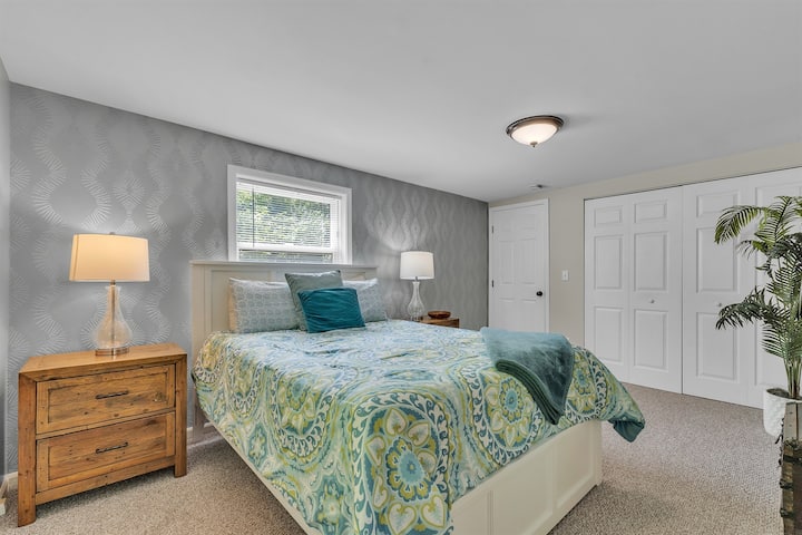 ห้องนอน 2 เตียงควีนไซส์พร้อมเตียงเดี่ยวแบบมีล้อ