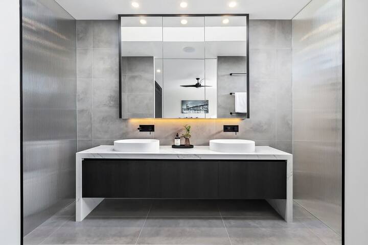 Beachside Lane | Luxury On the Beach with Views gallery image 5