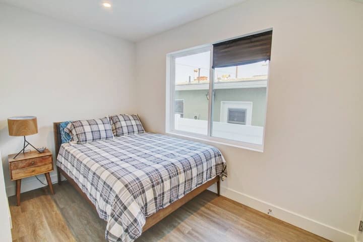 امشِ في الممر إلى غرفة نوم الطابق الأول. ستنام على سرير كوين مريح. خزانة كبيرة. هناك حمام متصل بغرفة النوم هذه. 