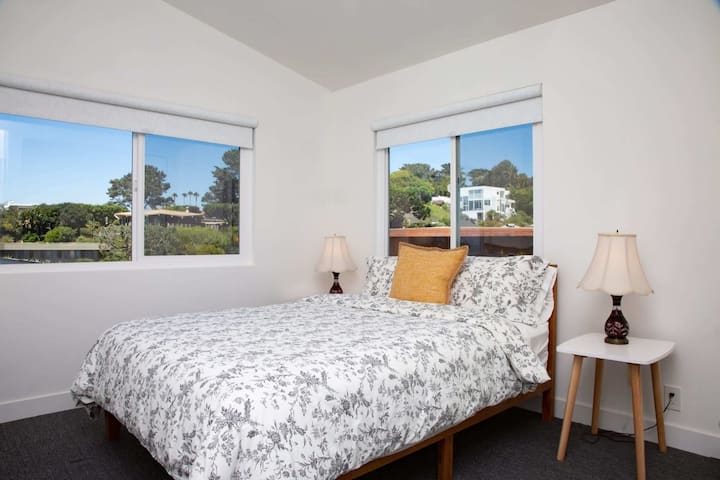 次卧配备标准双人床