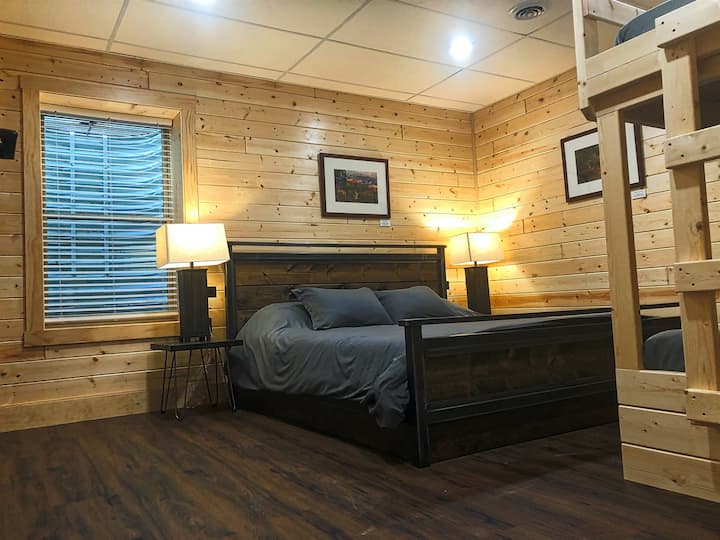 חדר שינה במפלס התחתון - קינג, 2 מיטות יחיד XL