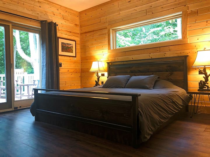 חדר שינה קינג סייז בקומה הראשונה עם מיטת קיר