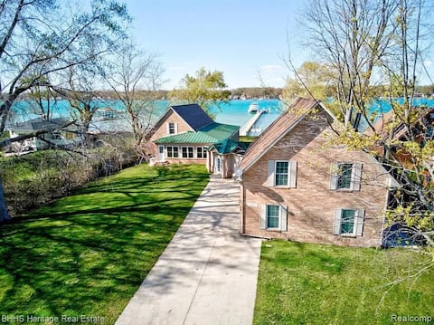 Newer Cottage on the Lake, ample space for boats