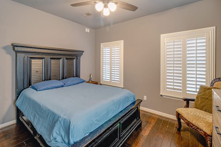 Dormitorio en la planta superior con cama tamaño queen.