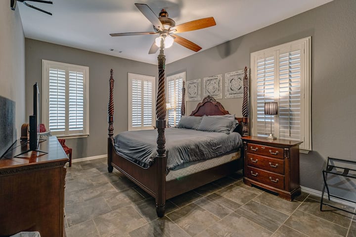 Dormitorio principal con cama king size.