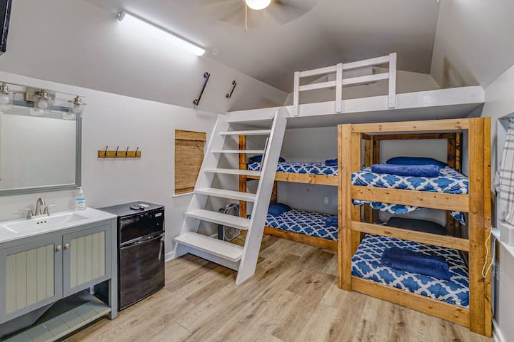 Cabaña junto a la laguna y el pabellón, con 1 cama tamaño queen y 4 literas individuales.
