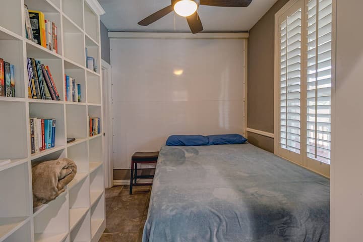 Dormitorio en la planta baja con cama tamaño queen.