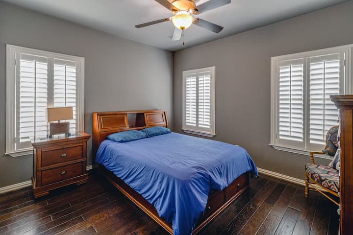 Dormitorio en la planta superior con cama tamaño queen.