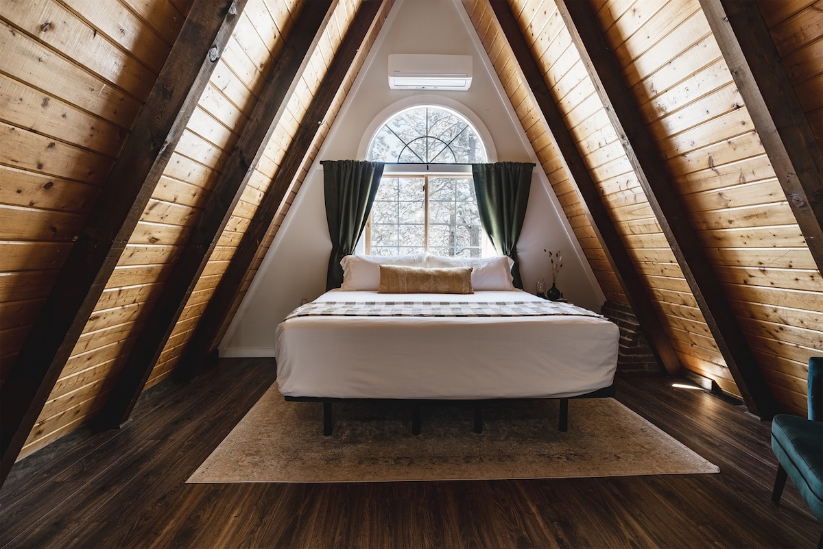 Საწოლი დიდი ზომის, რეგულირებადი საწოლის ჩარჩოთი მთავარ საძინებელში. Ამ ოთახში არის გათბობის/გაგრილების მინი სისტემა, ხმის აპარატი და კარადა.