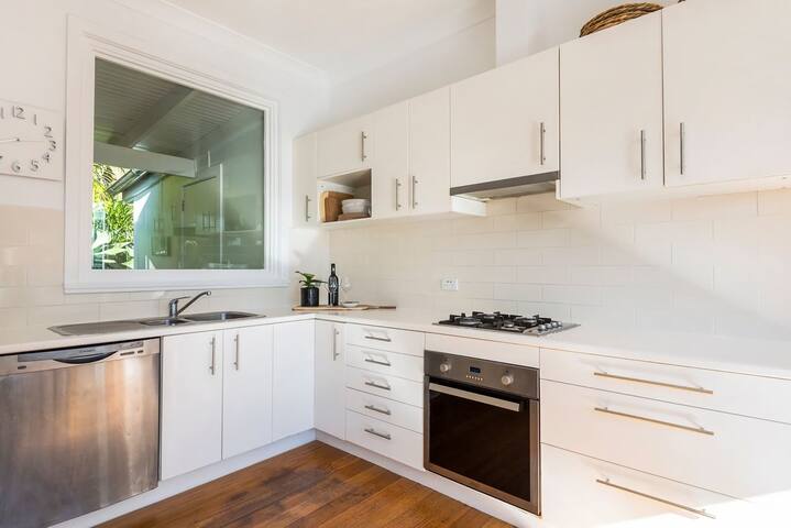 Chic Palm Beach Holiday Home gallery image 3