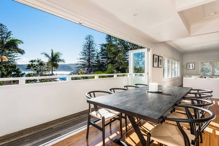 Chic Palm Beach Holiday Home gallery image 2