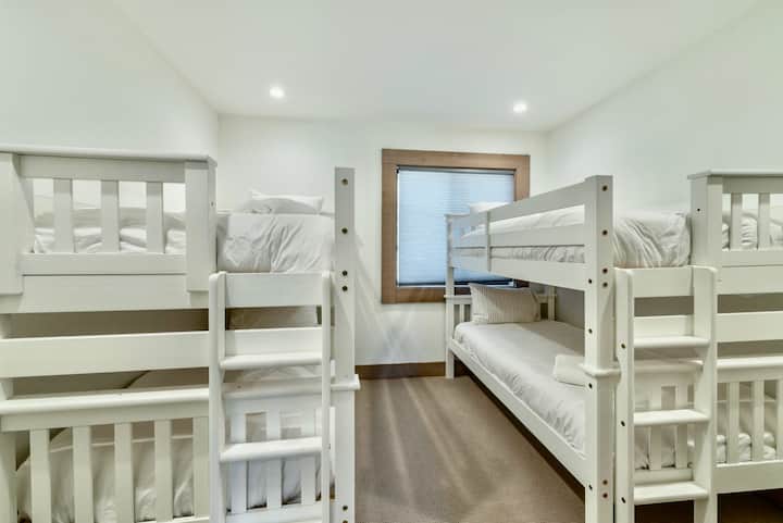 Downstair Bunk Bedroom.
Only three bed in this room. One of the bunk bed top bed is removed.