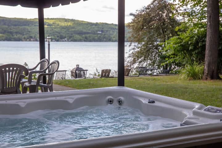 On The Edge Of Lac Lovering - Spa - Monthly - Magog