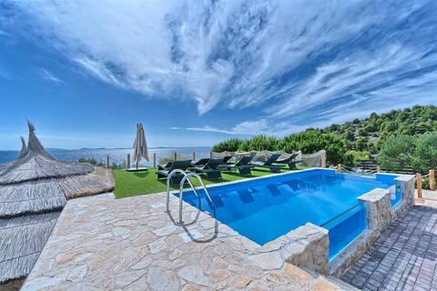 Beachfront Villa New Horizons II