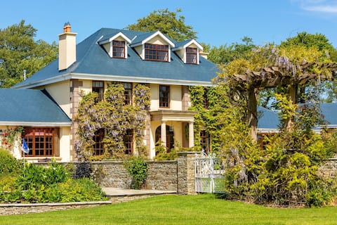Georgian Estate with Private Golf Course & Cottage