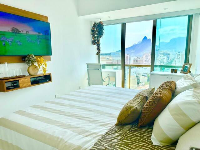 Stylish apt w/ Breathtaking View/Heart of Ipanema gallery image 3