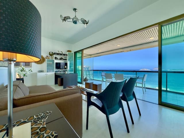 Stylish apt w/ Breathtaking View/Heart of Ipanema