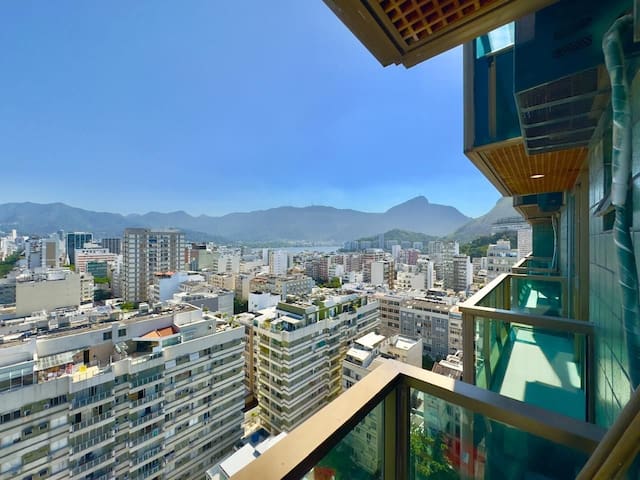 Stylish apt w/ Breathtaking View/Heart of Ipanema gallery image 4