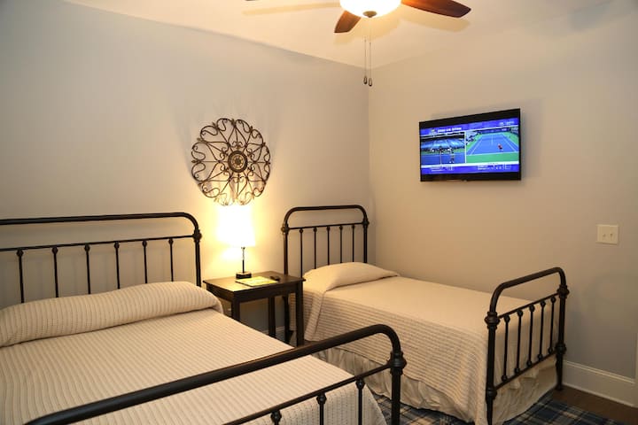 Bedroom 2 - Full bed & Twin bed